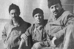 Hseyin NKAYA ( Ortada )